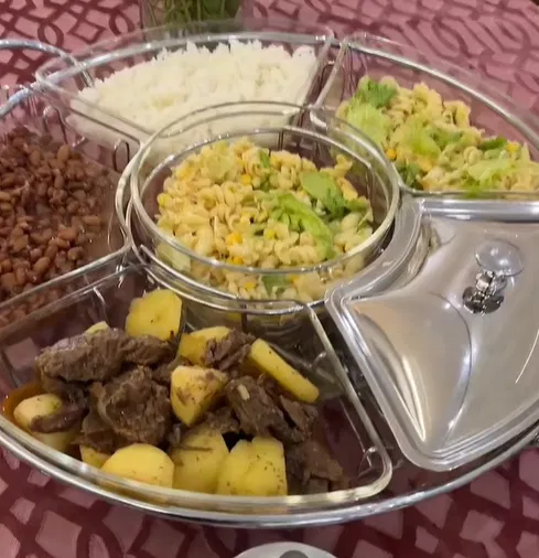 Rechaud montado com antepastos na casa da Camila